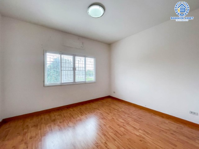 *****บ้านแฝดมือสอง ม.นันท์นรินทร์ นาวง-ดอนเมือง บ้านแฝดพร้อมอยู่ เนื้อที่ 35.5 ตร.ว. ฟังก์ชัน 3 ห้องนอน 3 ห้องน้ำ จอดรถได้ 2 คัน บนทำเลดีที่สุด ราคาคุ้มสุดในย่านนี้! เชื่อมต่อทุกการเดินทาง ใกล้สนามบินดอนเมือง ทางด่วน "อุตราภิมุข" และรถไฟฟ้าสายสีแดงเข้ม "สถานีหลักหก"